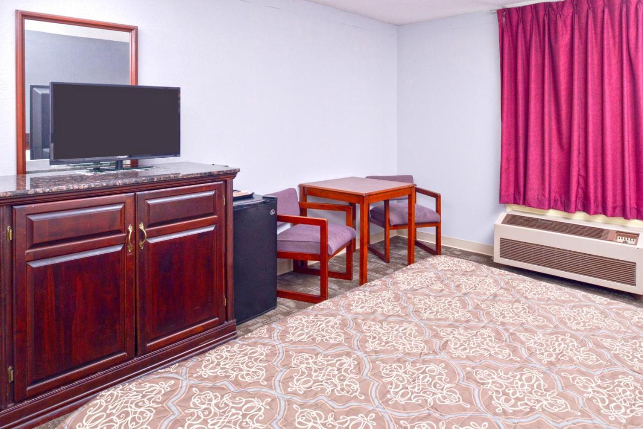 Country Garden & Suites-Benton Bagian luar foto