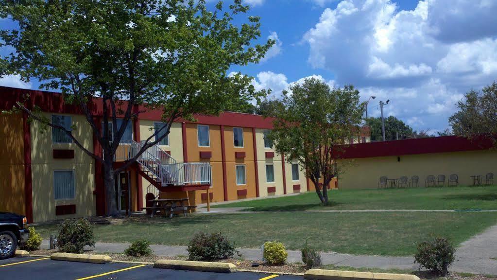 Country Garden & Suites-Benton Bagian luar foto