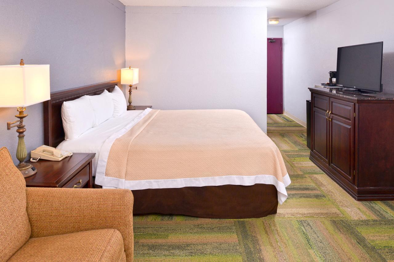 Country Garden & Suites-Benton Bagian luar foto